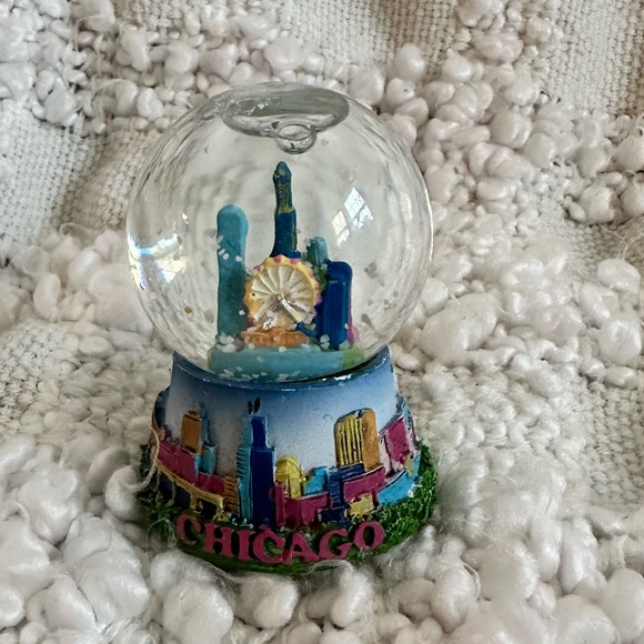 Chicago Glass Snow Globe - gifts, holiday gift, trinket - Picture 1 of 2